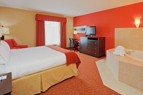 Holiday Express & Downtown By Ihg 3*