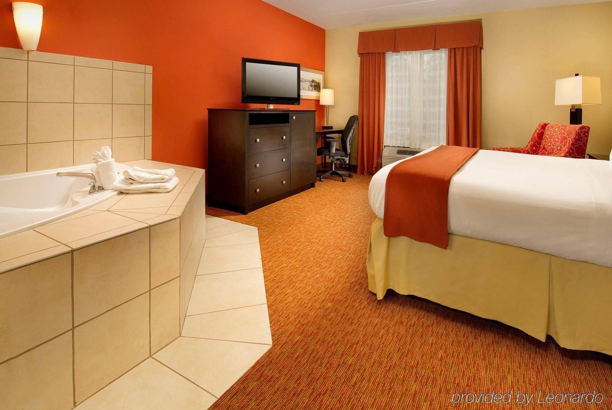 Holiday Express & Downtown By Ihg Hotel 3*